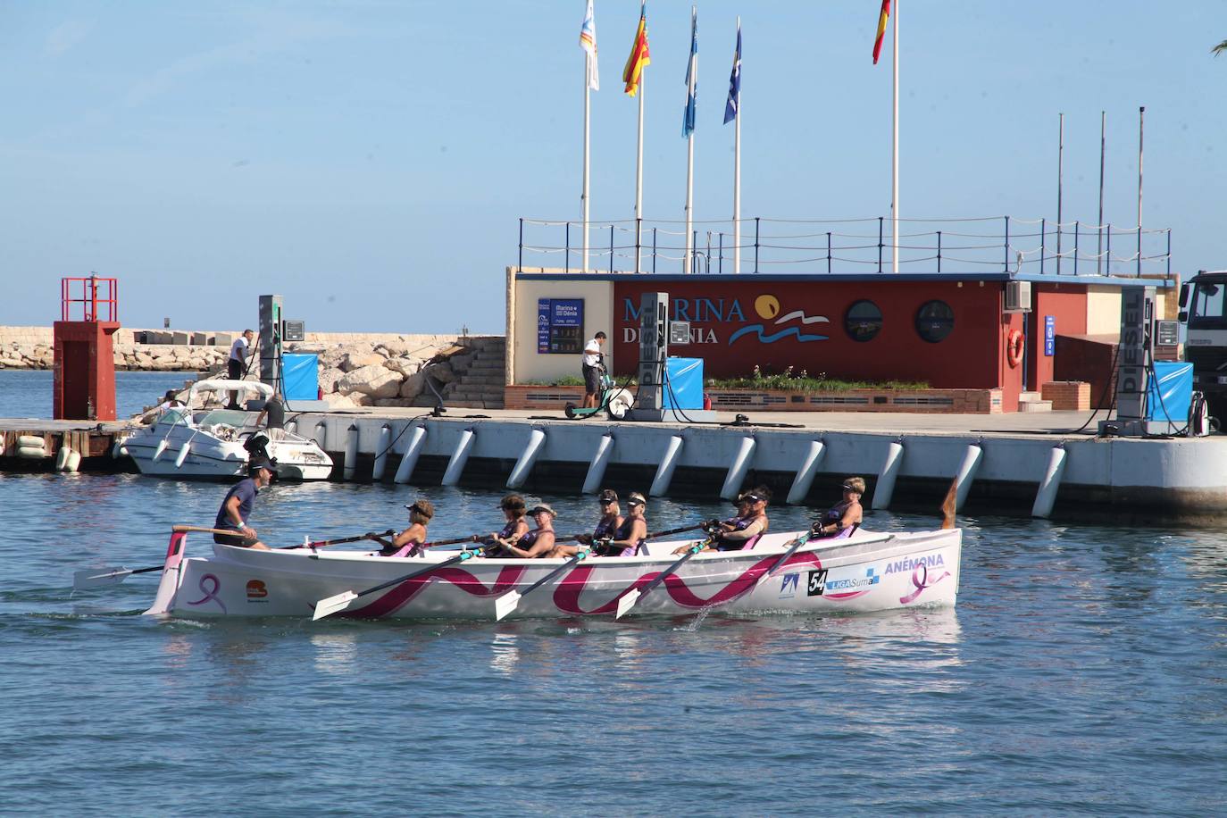 Una carrera de remos para luchar contra el cáncer de mama en Dénia