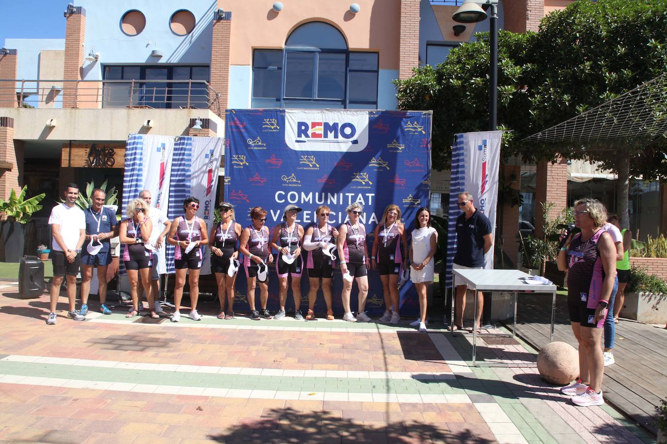 Una carrera de remos para luchar contra el cáncer de mama en Dénia