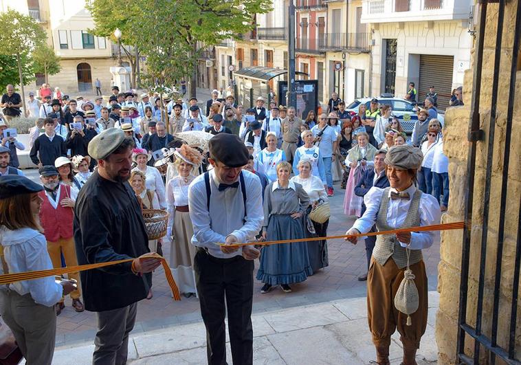 La Feria Modernista llena las calles de Alcoi