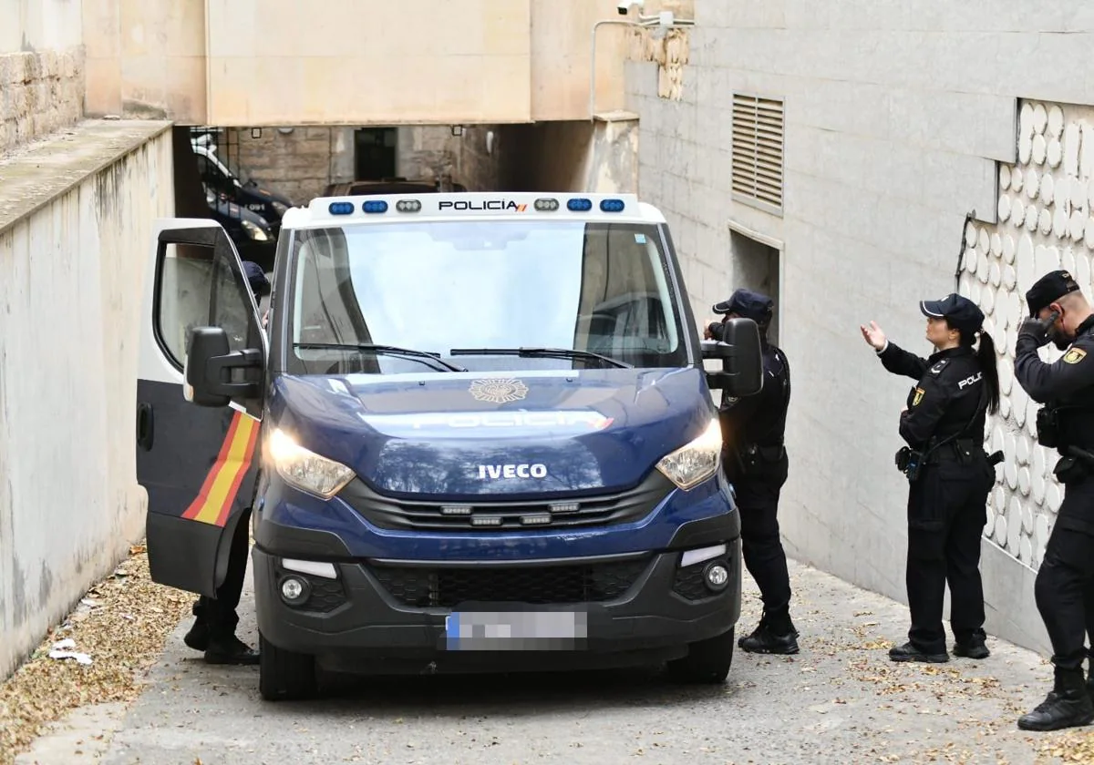 Una furgoneta de la Policía Nacional sale de los juzgados de Alicante.