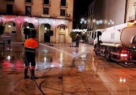 Limpieza de la plaza del Ayuntamiento después de Nochevieja.