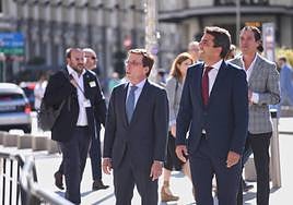 El president de la Generalitat, Carlos Mazón, a su llegada al debate de investidura del líder del PP.