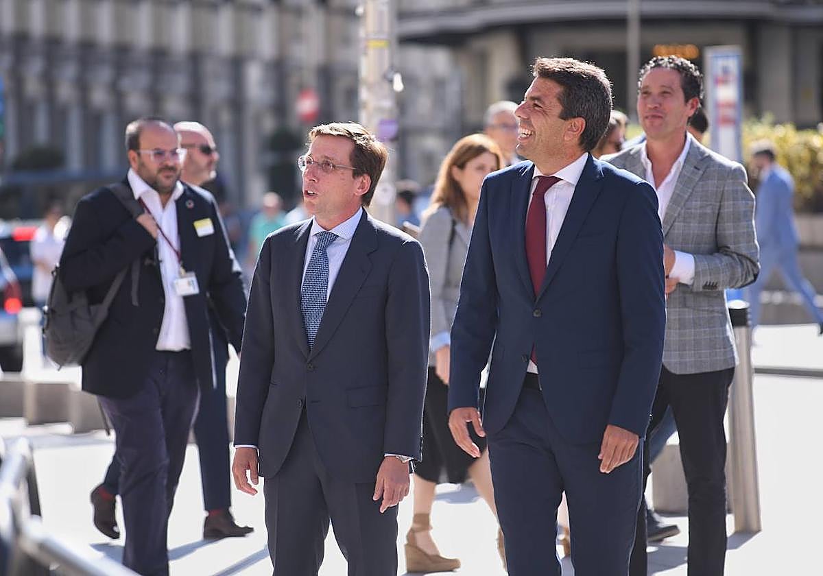 El president de la Generalitat, Carlos Mazón, a su llegada al debate de investidura del líder del PP.