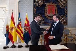 Luis Barcala saluda a Pablo Ruz a su llegada al salón azul del Ayuntamiento de Alicante.