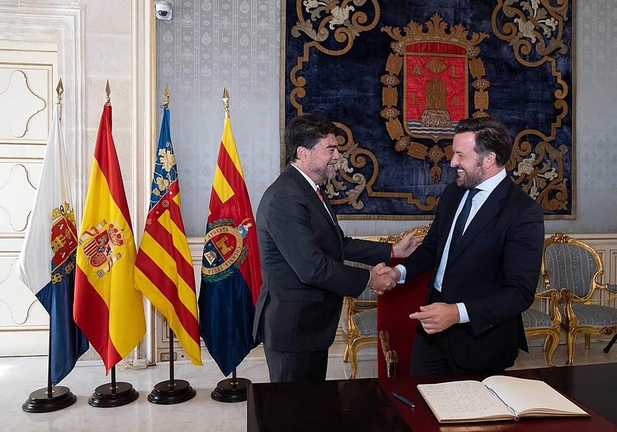 Luis Barcala saluda a Pablo Ruz a su llegada al salón azul del Ayuntamiento de Alicante.