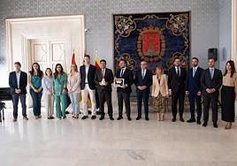 Los alcaldes de Alicante y Elche, Luis Barcala y Pablo Ruz, junto a los portavoces del Gobierno en el Ayuntamiento.