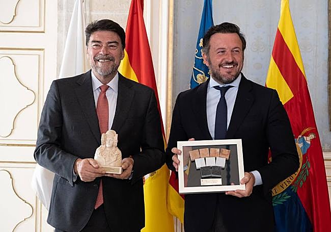 Intercambio de regalos entre Luis Barcala y Pablo Ruz.