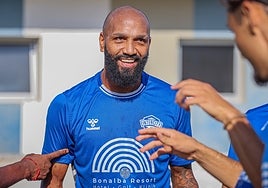 Emilio Nsue sonríe durante un entrenamiento