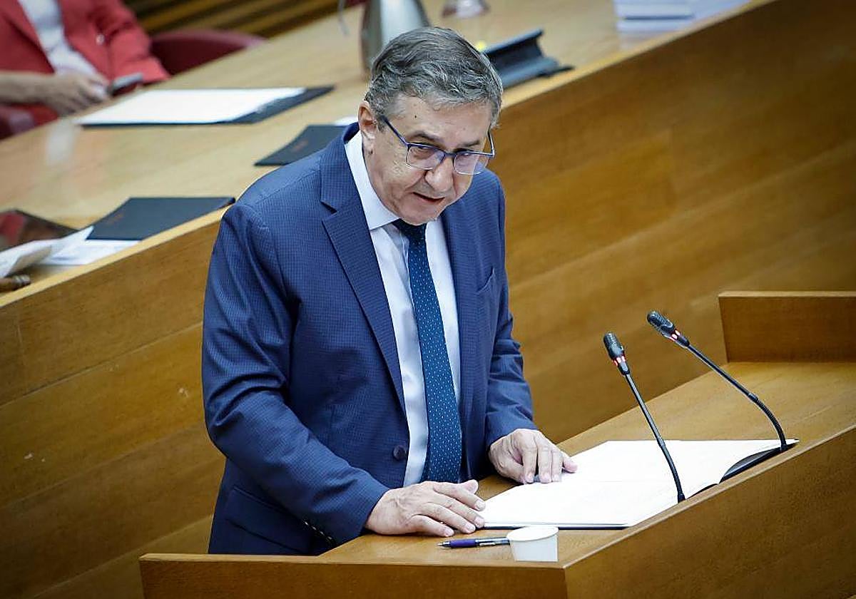 El conseller de Educación, José Antonio Rovira, durante una comparecencia