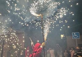 El 'correfocs' que da la salida a las fiestas de la Virgen del Carmen en El Campello.