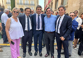 Luis Rodríguez, segundo por la izquierda, junto al presidente de la Generalitat Valenciana, Carlos Mazón, en el acto de toma de posesión.