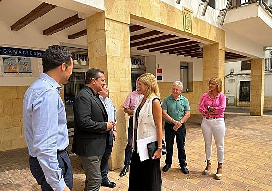 Salomé Pradas en su visita a uno de los ayuntamientos de la comarca