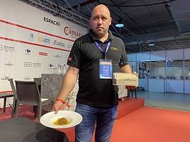 El dueño de El Cuartel, Mariano Serna, con una pelota y su premio.