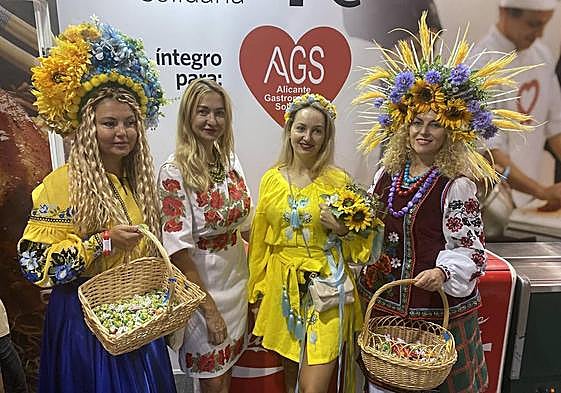 Las ucranianas, con los bombones que han repartido en Alicante Gastronómica.