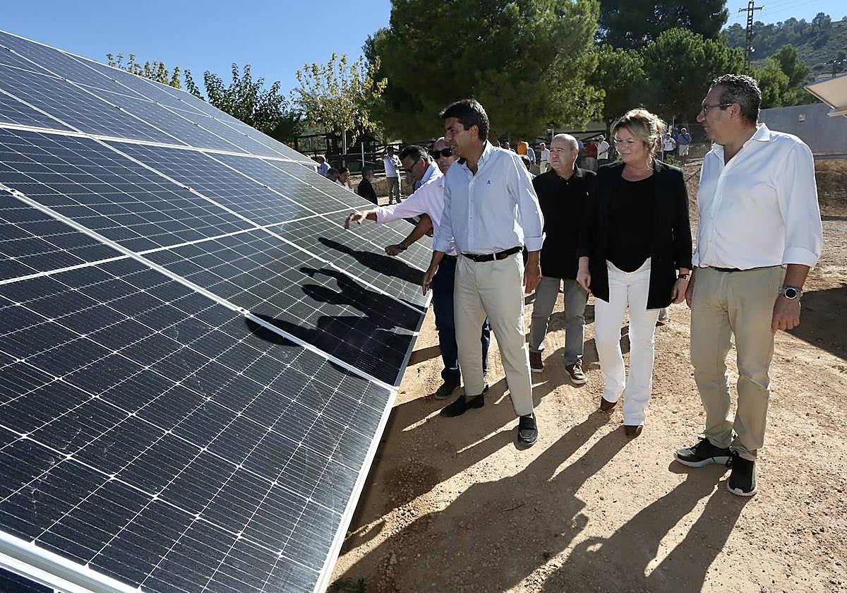 La SAT de regantes de Albatera inaugura nueva balsa que impulsará el agua con energía limpia.