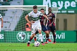 El jugador del Elche Álex Febas protege el balón ante un rival del Levante.