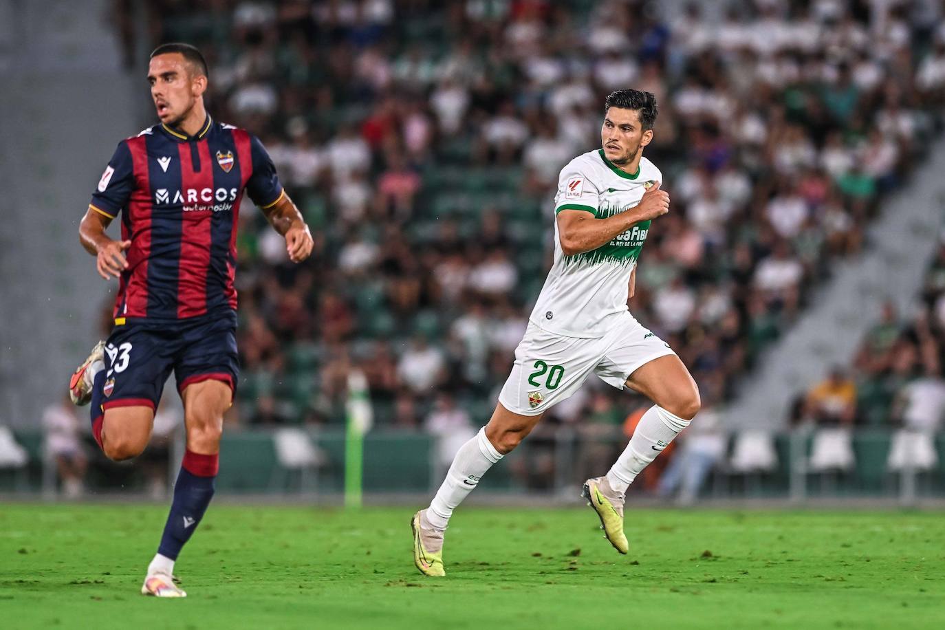 El centrocampista del Elche Cristian Salvador, en un momento del partido.