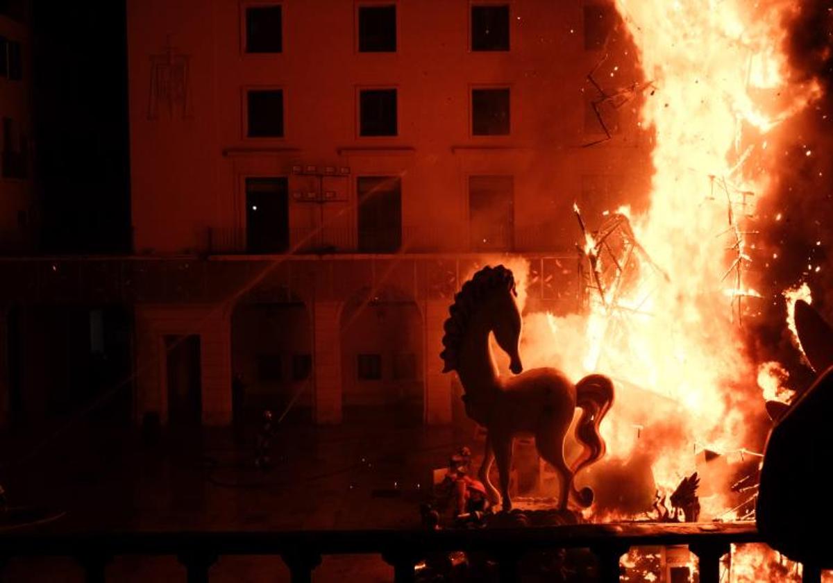 Cremà de la hoguera oficial en la plaza del Ayuntamiento.