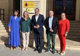 El presidente del PP de Alicante, Toni Pérez, con los diputados Julia Parra, Macarena Montesinos, Joaquín Melgarejo y la senadora Eva Ortiz.
