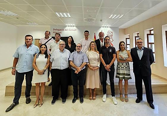 La consellera Nuria Montes, reunida con miembros del sector hotelero.