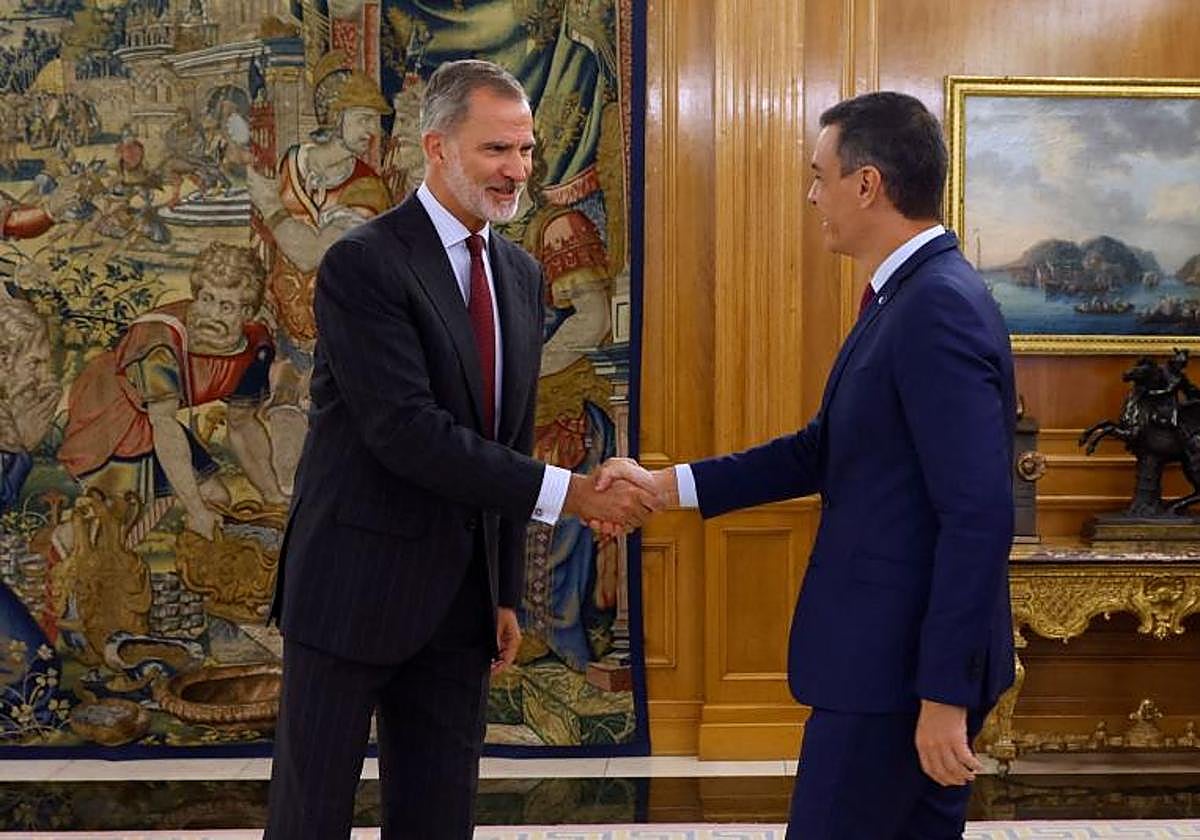 Felipe VI y Pedro Sánchez durante su encuentro en la Zarzuela este martes.