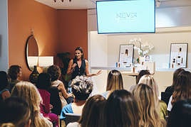 Nieves Álvarez presenta en Alicante su nueva línea de belleza