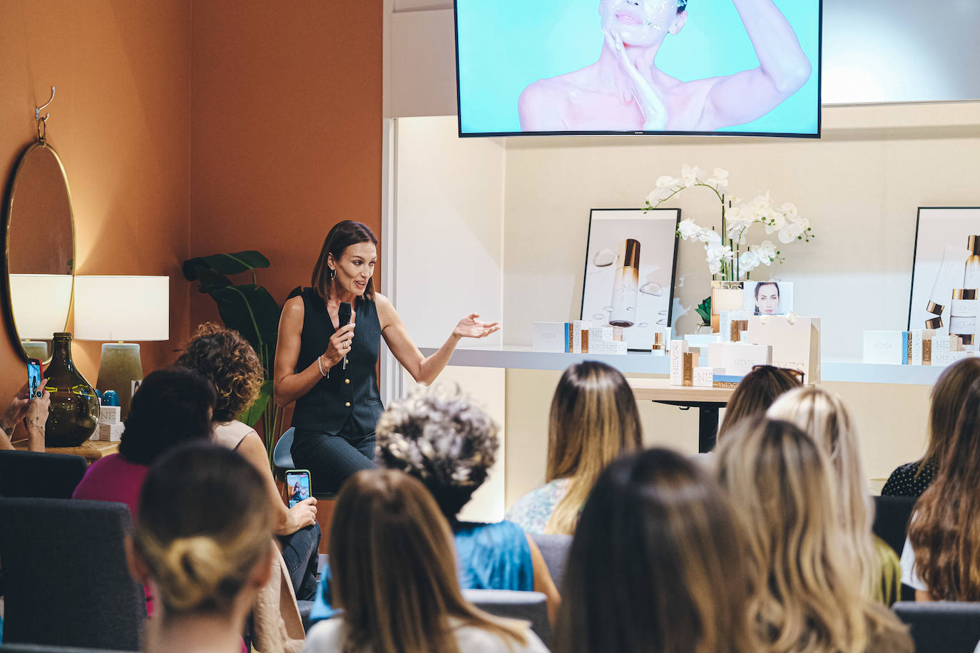 Nieves Álvarez presenta en Alicante su nueva línea de belleza