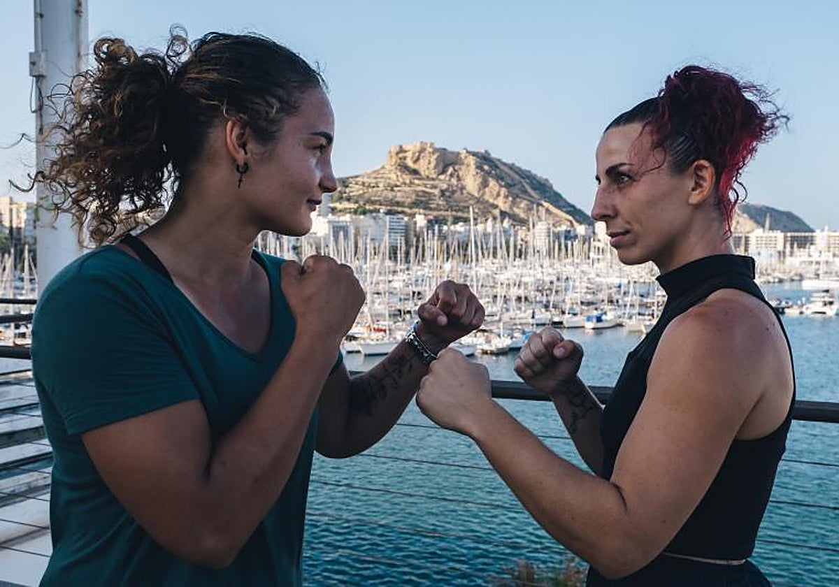 Sheila y Fabiola, con el Castillo de Santa Bárbara al fondo