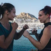 Sheila y Fabiola, las boxeadoras que se forjan en Alicante tras dormir en la calle