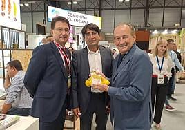 La empresa Las Moreras Fruit and Veggie de los Montesinos, el presidente de Asaja Alicante D. Jose Vicente Andreu y el conseller de Agricultura, Ganadería y Pesca D. Jose Luis Aguirre Larrauri.