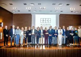 Todos los homenajeados, con la presidenta de Alicante Gastronómica, Gema Amor; el presidente de la Diputación de Alicante, Toni Pérez, y el de la Cámara de Comercio, Carlos Baño.