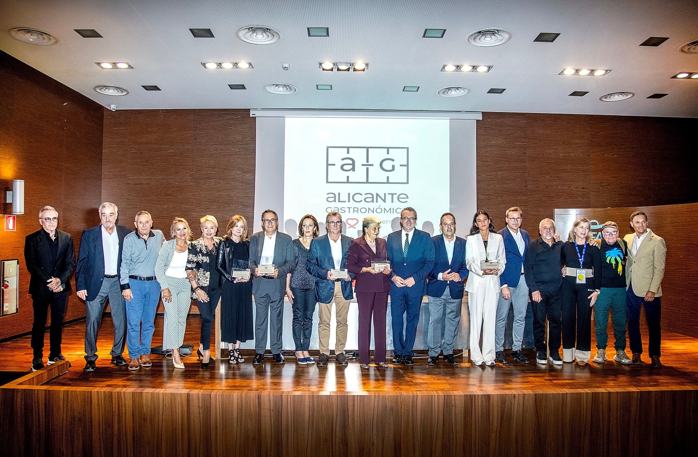 Todos los homenajeados, con la presidenta de Alicante Gastronómica, Gema Amor; el presidente de la Diputación de Alicante, Toni Pérez, y el de la Cámara de Comercio, Carlos Baño.