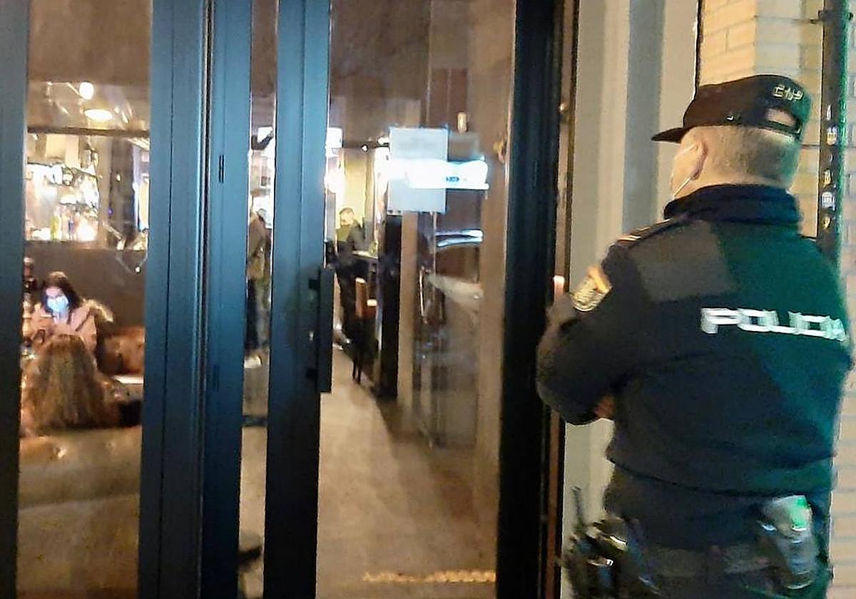 Policía de la Generalitat, en la inspección de un establecimiento.