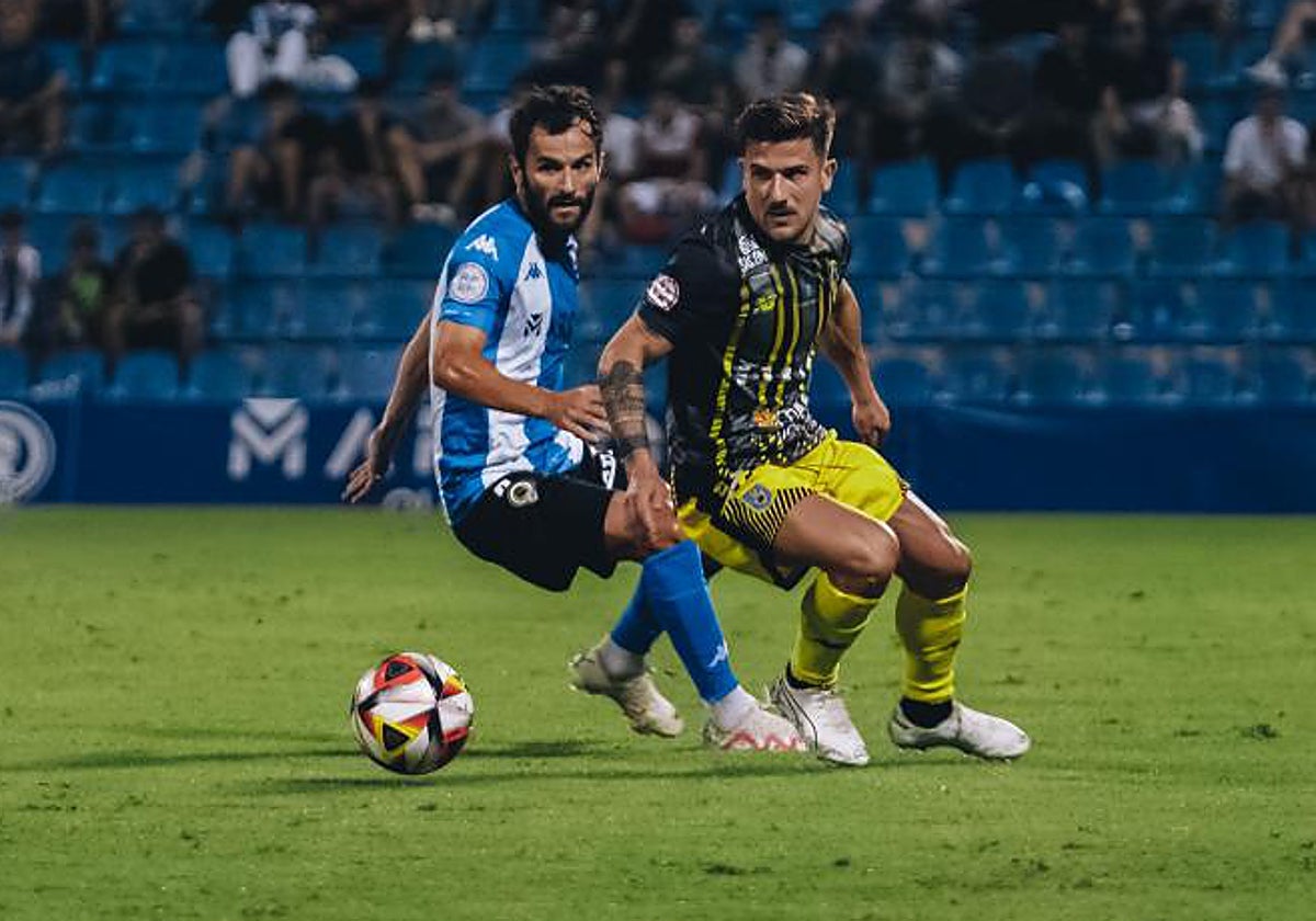 El lateralzurdo Candelas, durante el Hércules-Andratx