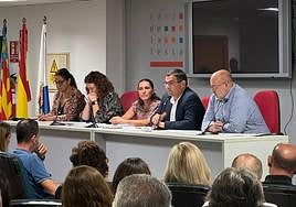 David Olivares, presidente de la Federació de Fogueres, con su junta directiva, este miércoles en la asamblea.