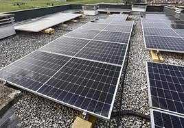 Paneles solares instalados en una azotea.