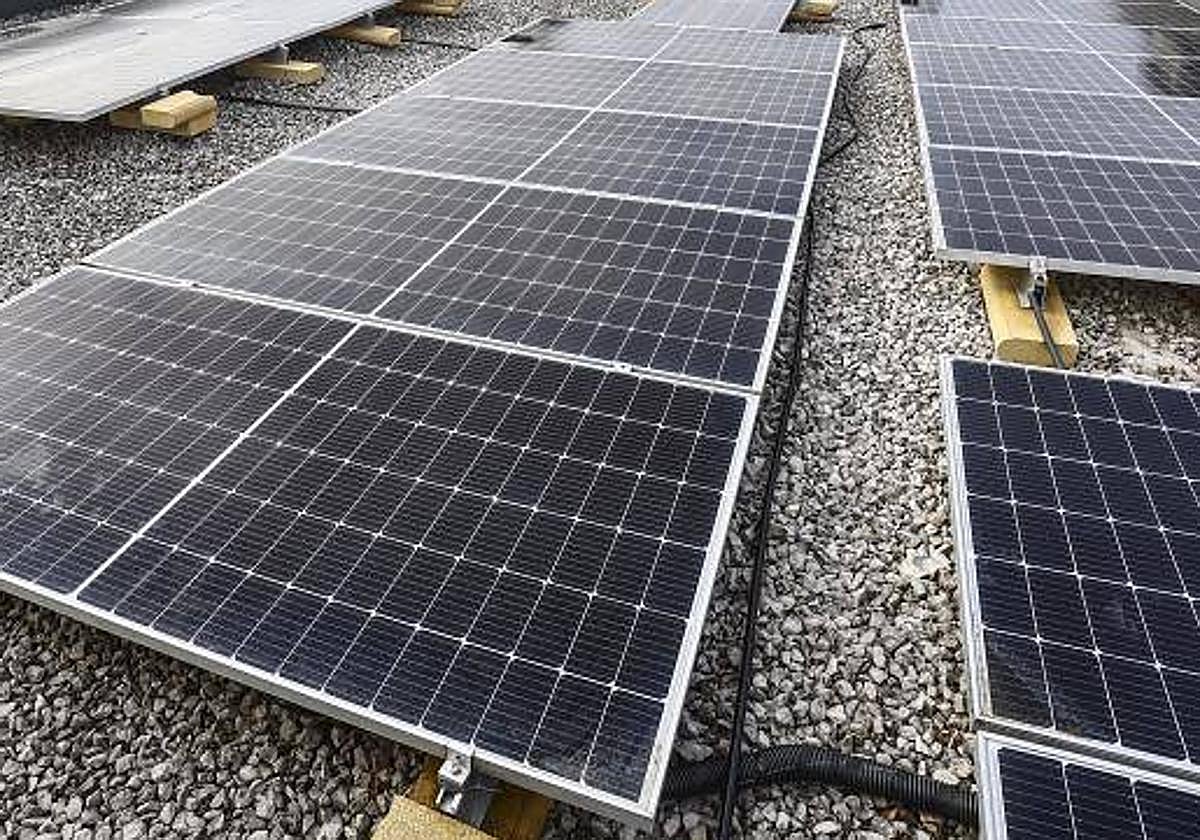 Paneles solares instalados en una azotea.