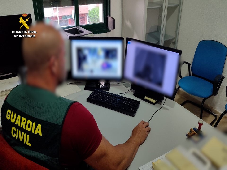 Un agente visiona las imágenes de las cámaras de seguridad cercanas al lugar donde ocurrió la agresión.