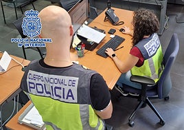 Dos agentes trabajando en la investigación.
