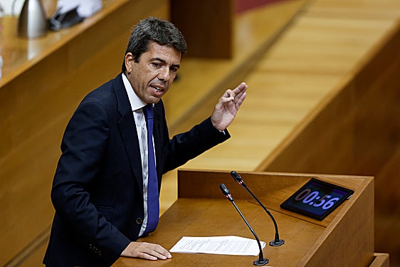 El president, Carlos Mazón, durante la sesión de control en Les Corts.