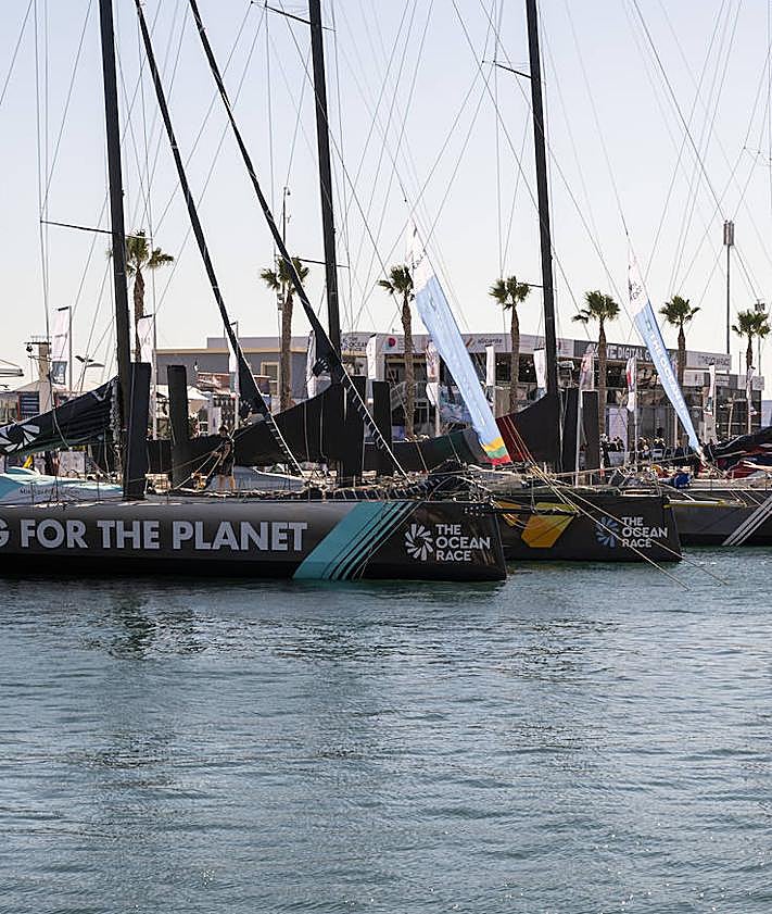 Imagen secundaria 2 - Visitantes en la Ocean Race, salida de la regata y los IMOCA amarrados en el puerto de Alicante