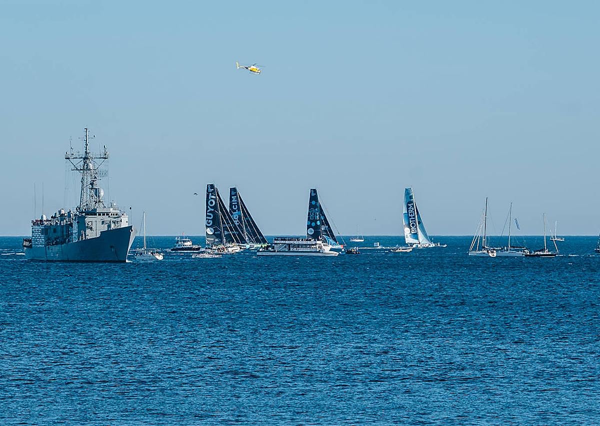 Imagen secundaria 1 - Visitantes en la Ocean Race, salida de la regata y los IMOCA amarrados en el puerto de Alicante