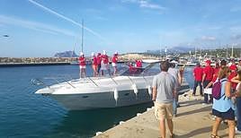 La tripulación de uno de los barcos participantes en la regata del pasado año.l