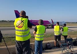 Varios de los participantes del sexto 'Spotter Day' fotografían un avión.