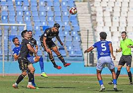 Disputa de un balón en el encuentro