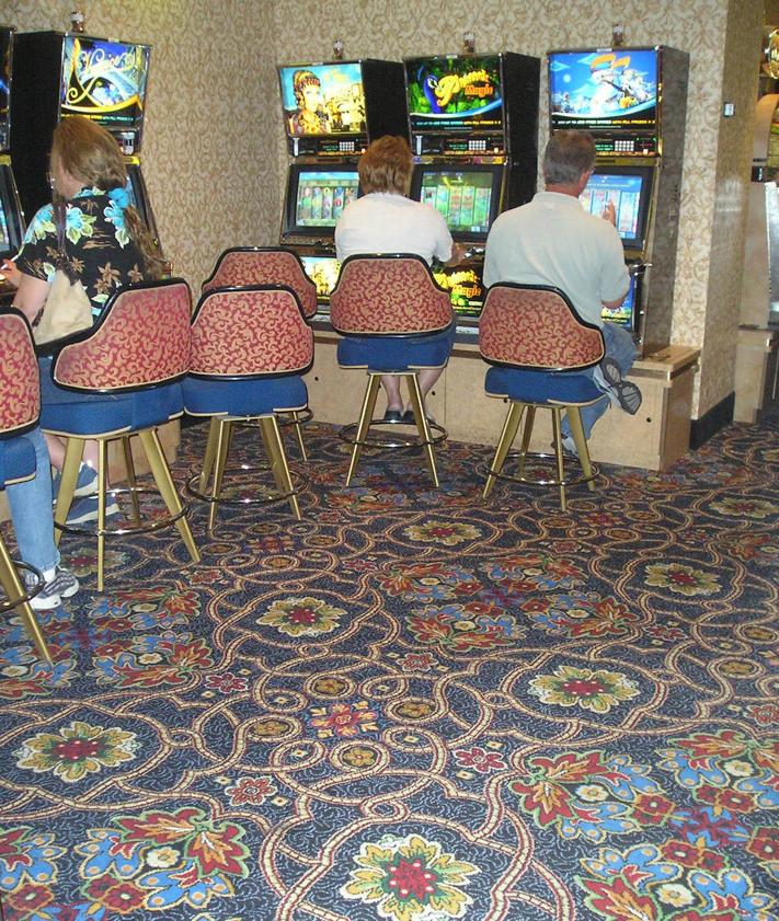 Imagen secundaria 2 - De izquierda a derecha: cuadro de los fundadores con el león que ilustra el logo, inscripción en el registro de la empresa y una de sus moquetas en el suelo del casino de un hotel