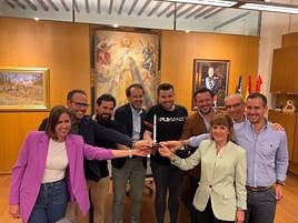 Alcalde, concejales y parte del equipo de PLD Space han protagonizado una recepción en el Ayuntamiento de Elche.