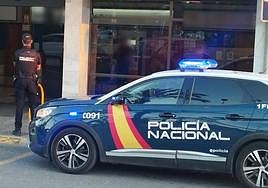 Agentes de la Policía Nacional en la Estación de Autobuses de Elche.