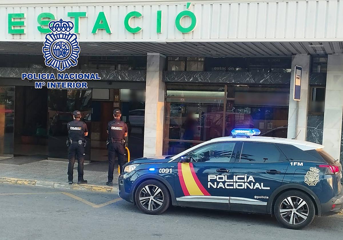 Agentes de la Policía Nacional en la Estación de Autobuses de Elche.