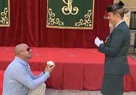 Momento de la pedida de Vero y Gero en el acto de la Guardia Civil en Alicante.
